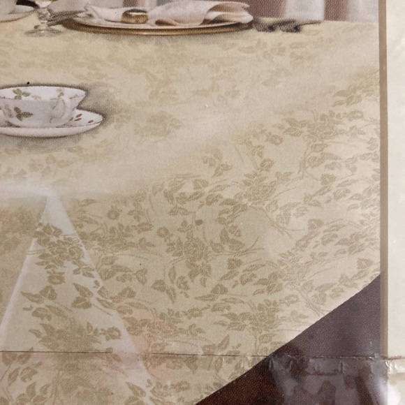 Jacquard Fabric Tablecloth Size 52”x 70” Oblong - Picture 3 of 7